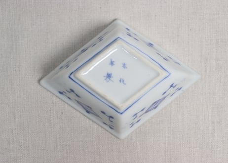 明治後期~大正染付牡丹と山水図菱形小鉢②少かたつき