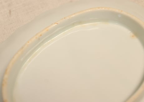 明治後期～大正陽刻染付菊花図楕円皿　少かたつき
