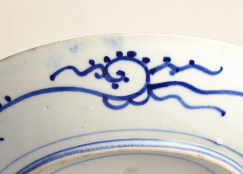 送料無料　幕末～明治　手書き達磨図小皿　径12.5ｃｍ 幕末明治 手書き達磨図小皿 径12.5cm 明治後期～大正紙刷菊と