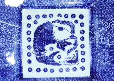 明治前期紙刷魚と海老図角皿➁　窯傷