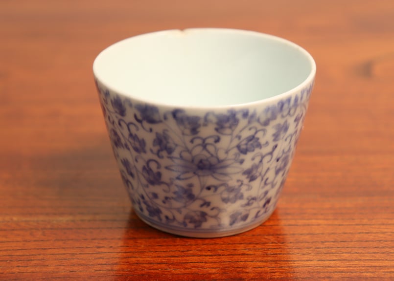 江戸中期染付花唐草図猪口① ホツ,小ニュウ | 吉祥寺PukuPuku