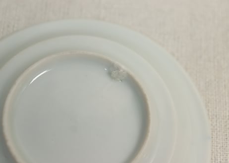 明治前期陰刻染付洋装人物図小皿①