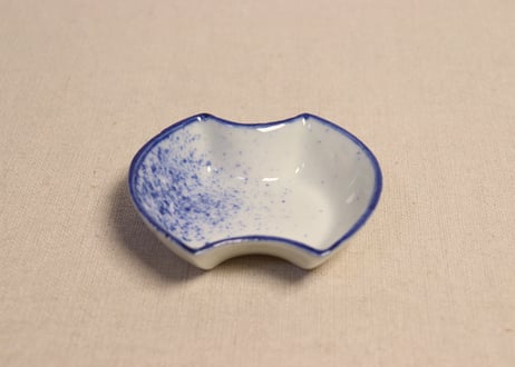 明治後期~大正吹き墨分銅型小皿②　薄め