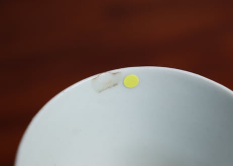 江戸中期染付白磁猪口　あたり傷
