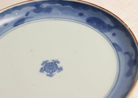 江戸中期染付墨弾き波と菊図６寸皿
