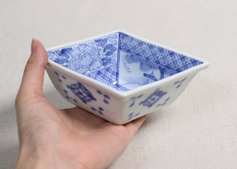 明治後期~大正染付牡丹と山水図菱形小鉢②少かたつき