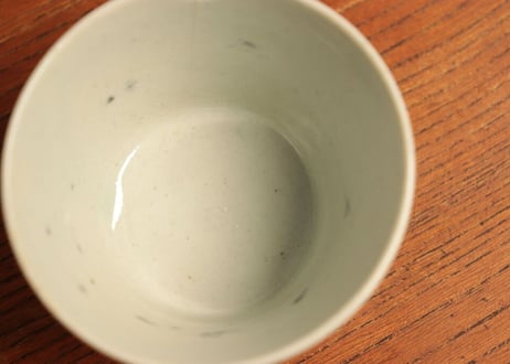 江戸中期コンニャク印判牡丹と唐草文高台付き猪口③ ホツ,ニュウ