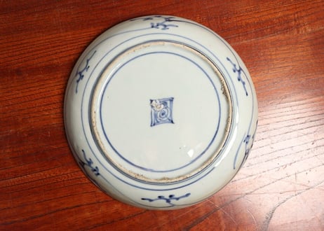 江戸中期染付三方に花と唐草図6寸皿 ノミホツ