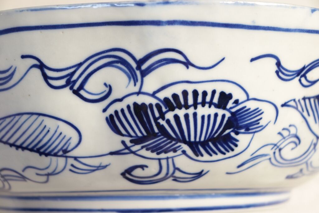 明治前期ベロ藍染付梅に蝶と竹と牡丹図8.5寸皿 がたつき | 吉祥寺PukuPuku