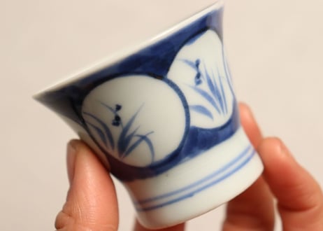 江戸後期染付丸窓に草花図広東型小猪口 小ニュウ
