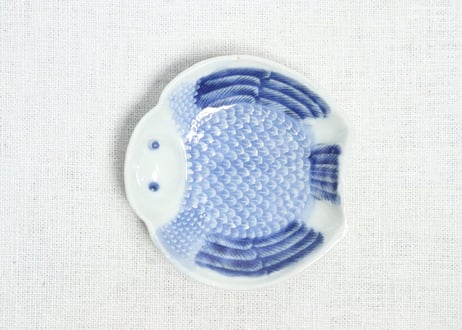 明治前期陽刻染付福良雀型小皿➁　ノミホツ