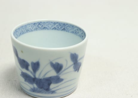 江戸後期染付草花と蝶図猪口①少かたつき