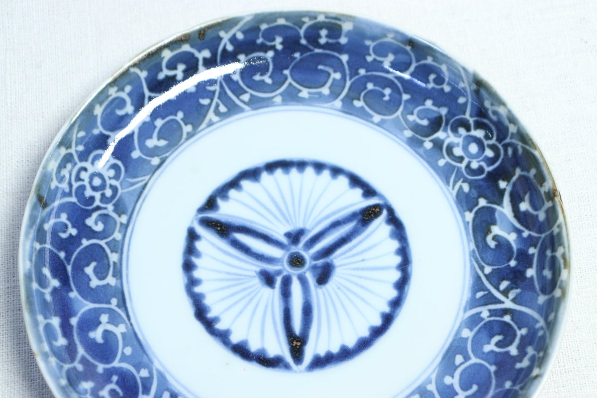 江戸中期染付墨弾き三方花と唐草文6寸皿① | 吉祥寺PukuPuku