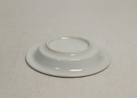 明治前期陰刻染付洋装人物図小皿①