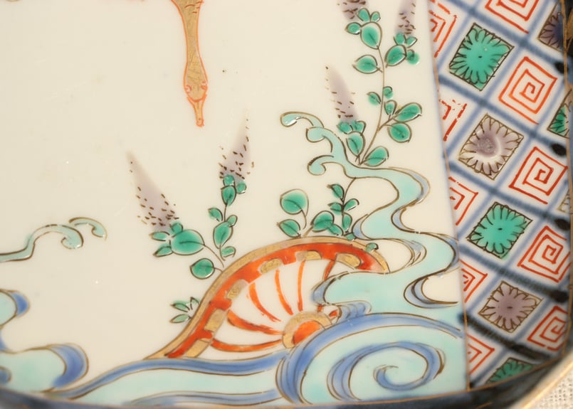 幕末～明治期　角冨　色絵扇絵変形皿　五客　裏千鳥文　金襴手　古器を楽しむ 幕末～明治期 角冨 色絵扇絵変形皿 五客 裏千鳥文 金襴