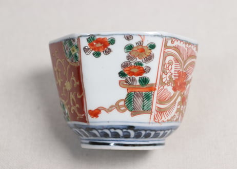 明治前期色絵花と唐草図六角向付③かたつき