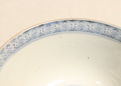 明治前期色絵竹梅と桐図通り物飯茶碗②黒点