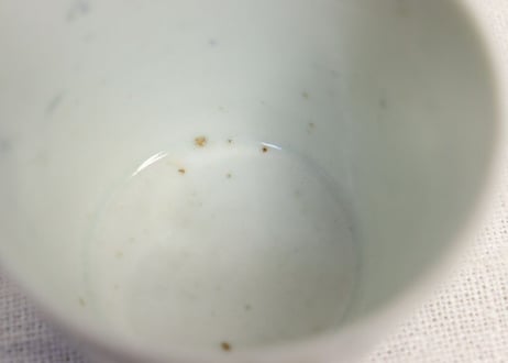 江戸中期染付亀甲と花散らし図猪口 小ホツ