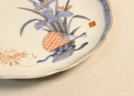 明治前期赤絵金彩柘榴と菖蒲図8寸皿
