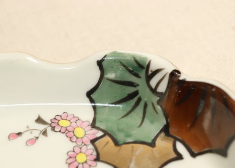 明治後期~大正色絵つわぶき図菱型皿①