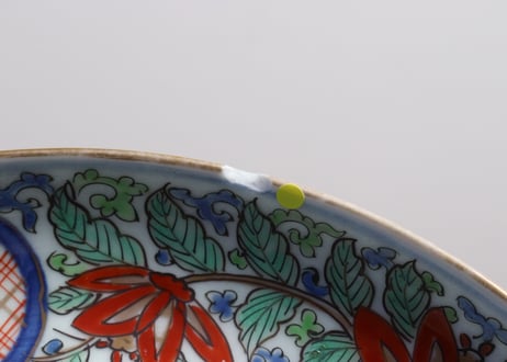 江戸中期色絵丸と唐草に花図7寸皿③ ホツ