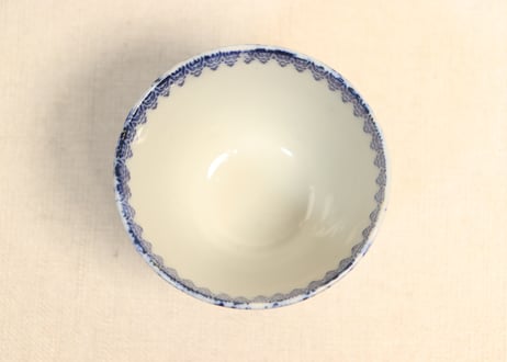 明治前期紙刷微塵唐草図猪口①　歪み