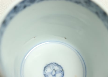 江戸後期染付草花と蝶図猪口①少かたつき