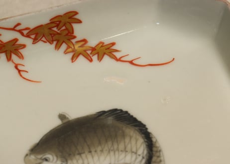 明治前期色絵鯉図角皿①釉切れ有