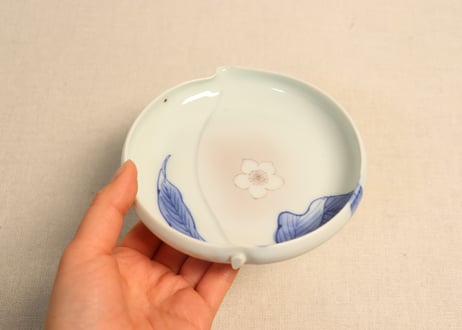 明治後期～大正染付桃と花図桃型皿② 薄め