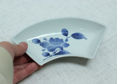 明治前期染付椿図扇面型皿③甘手,窯傷,少かたつき