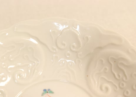 明治前期柿右衛門手色絵縁陽刻牡丹図小皿
