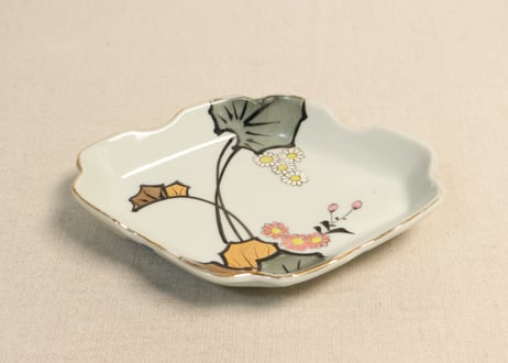 明治後期~大正色絵つわぶき図菱型皿②少かたつき