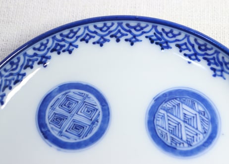 明治前期染付幾何学文丸窓絵図小皿①