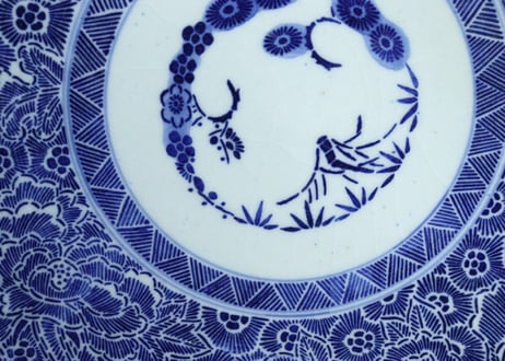明治前期紙刷微塵唐草図尺皿　少甘手,ややかたつき