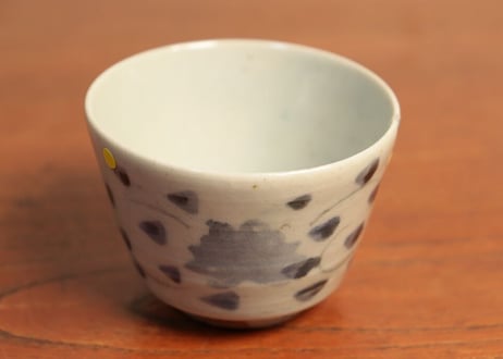 江戸中期コンニャク印判牡丹と唐草文高台付き猪口① ホツ,ニュウ