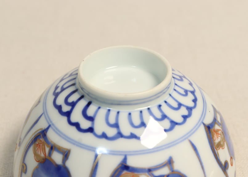 斑桃色地見込みに染付獅子図蓋茶碗９客（裏印「清鳳」） 斑桃色地見込みに染付獅子図蓋茶碗9客（裏印「清