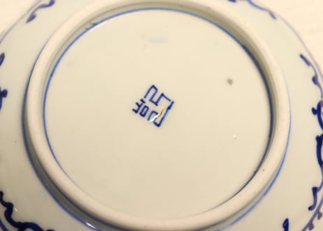 明治前期金彩ベロ藍線描き牡丹図小皿