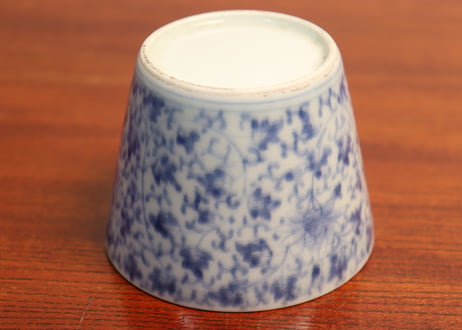 江戸中期染付花唐草図猪口②　ホツ,流れ