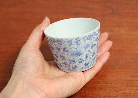 江戸中期染付花唐草図猪口③　ホツ,ニュウ
