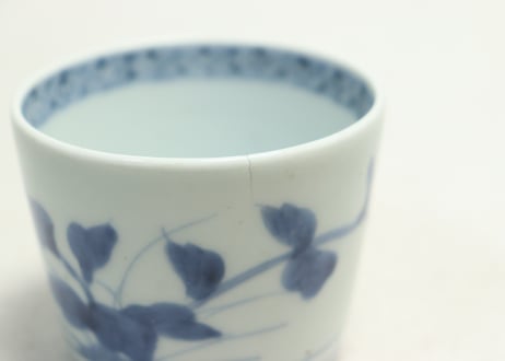 江戸後期染付草花と蝶図猪口①少かたつき