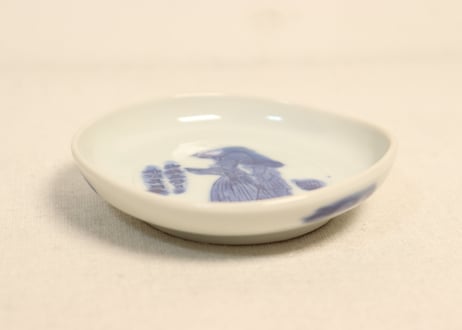 明治前期染付陰刻洋装人物図小皿②　薄め,歪み,かたつき
