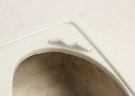 大正白磁煙草盆灰吹付 足にホツ,がたつき