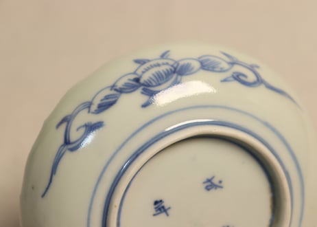 江戸幕末線描き牡丹と唐草図小皿①