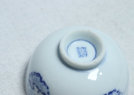 昭和戦前ゴム判四方に丸窓図湯呑