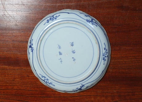 江戸中期染付氷裂に梅と菊図７寸皿➁