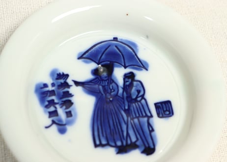 明治前期陰刻染付洋装人物図小皿②　高台ホツ