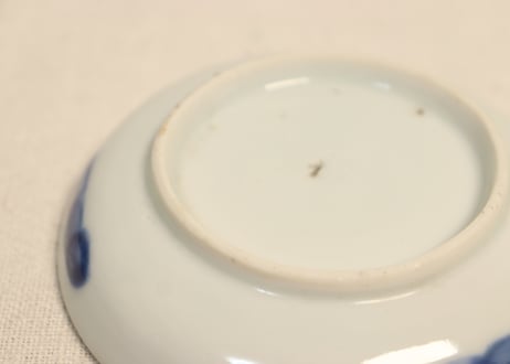 明治前期染付陰刻洋装人物図小皿②　薄め,歪み,かたつき