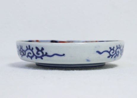 明治前期色絵牡丹と青玉に青海波図縁立小皿①　縁深め