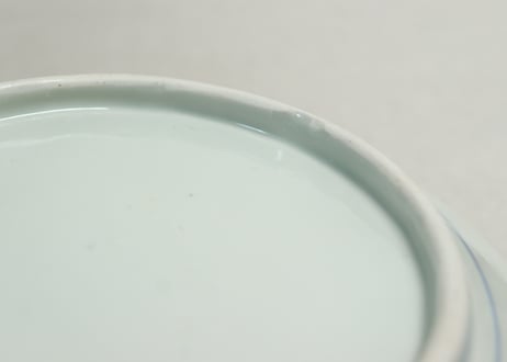 江戸幕末赤絵染付秋海棠と蝶図通り物7寸皿②色擦れ