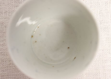 江戸中期染付亀甲と花散らし図猪口 小ホツ